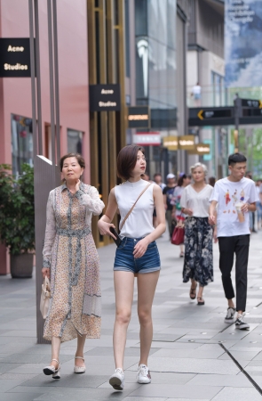 美腿好身材，万恶的小挎包挡着了