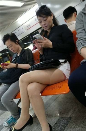 4k超清，极品大长腿性感熟女姐姐，一双玉腿够玩了