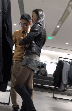 逛服装店的长筒靴皮衣街拍丝袜美女