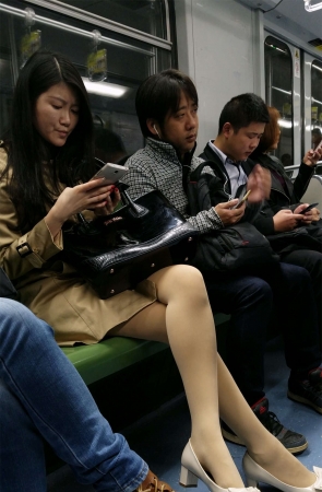 地铁漂亮美少妇肉色丝袜性感美腿高跟