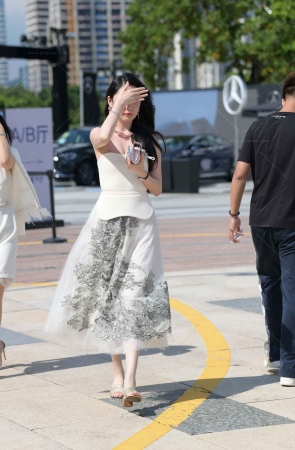 白皙肌肤，大露背长裙女神~