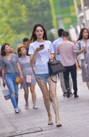 长腿热裤美女