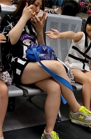 美腿少妇有一对双胞胎女儿