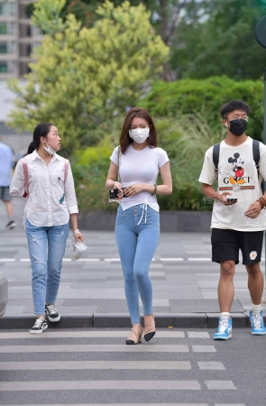 街拍超紧牛苗条美女