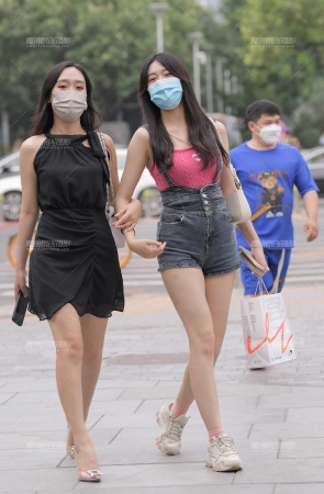 背带热裤美女