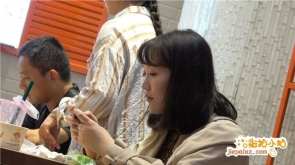 4k视频，超近距离特写文静美女的鲜嫩玉足