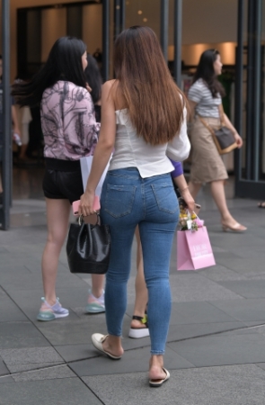 小姐姐，妳这紧牛也太圆润了吧