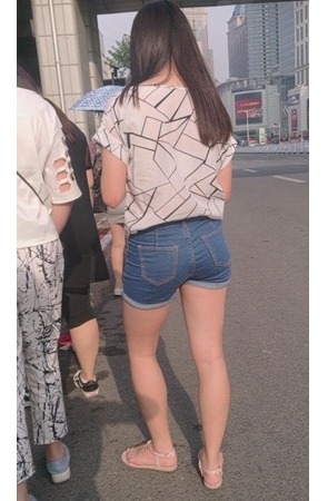 牛仔热裤紧身美女[126M/MP4]