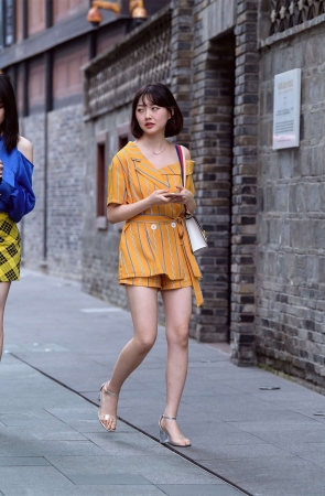 久久街拍作品 – 靓丽长腿美女