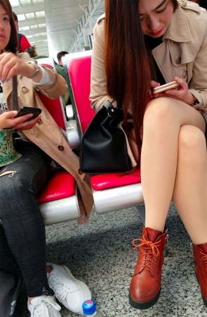 肉丝美腿靓妹候车室等着火车