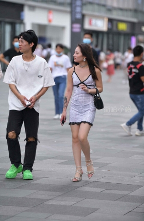吊带裙小姐姐