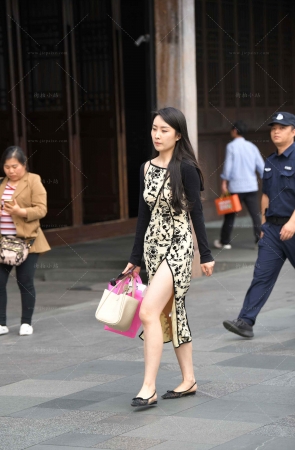 街拍开衩裙美女