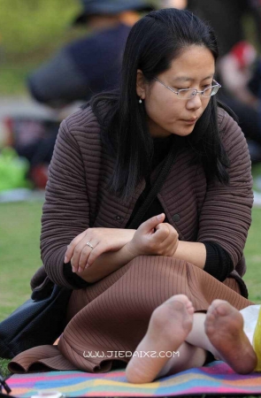 街拍草地上的长丝sf