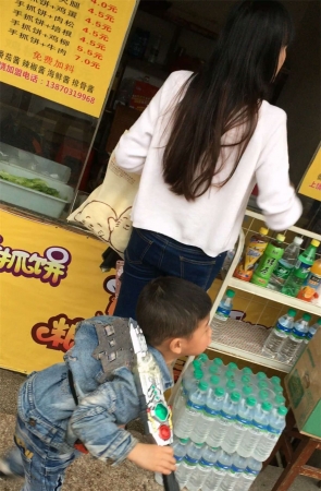 牛仔热裤娇小身材小美女