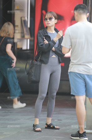 灰色瑜伽裤美女