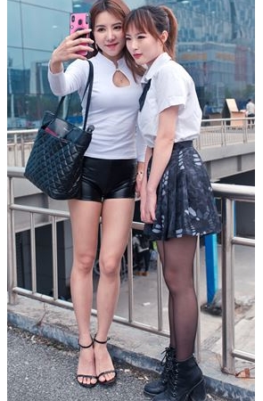 紧身小皮裤美女【套图+视频】