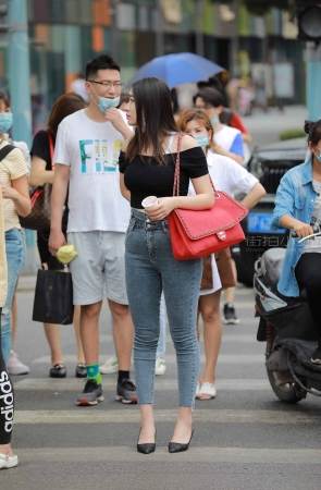街拍红色包包的紧牛美女