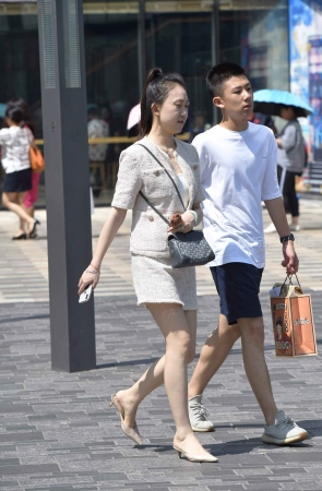 街拍白皙美腿马尾辫姑娘