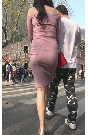 连体包臀丰腴美女