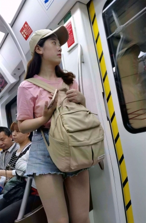 粉色T恤鸭舌帽牛仔短裤小姐姐