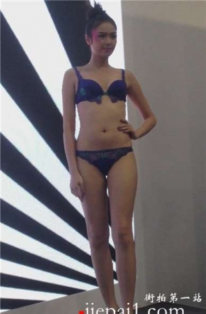 性感内衣美女模特不同款式内衣亮相。