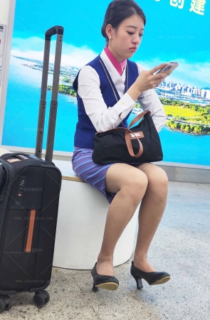 4K视频偶遇南航乘务长肉丝韵味身材美腿太赞了 4P