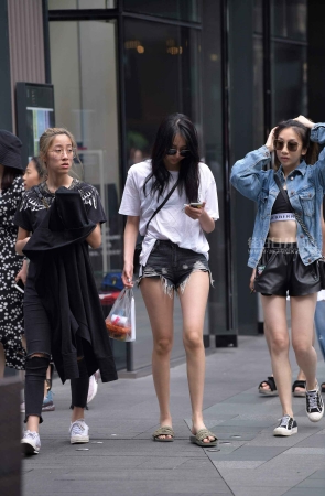 街拍热裤小姐姐