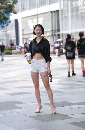 搭讪街拍白热裤长腿美眉