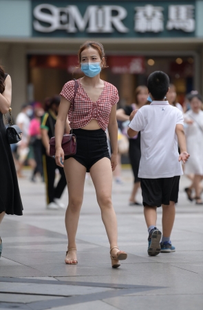 高腰黑色短裤妹子