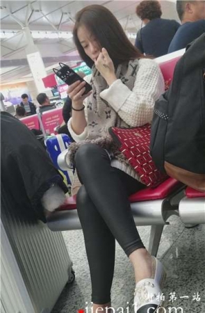 4k-高铁站候车室拍摄长腿丝袜打底裤小清新美女姐姐