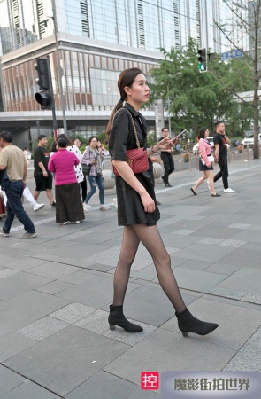 很久才拍到的一个黑丝高跟大长腿3A632[1.1G]