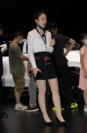 偶遇奔驰主播肉 丝街拍高跟职业装哇塞