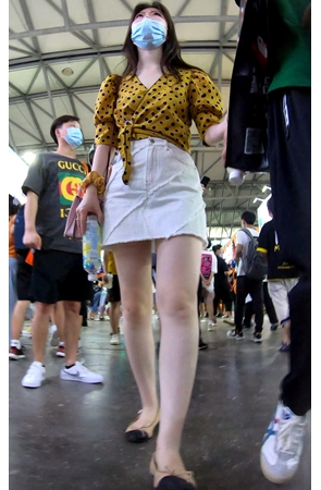 白裙美女
