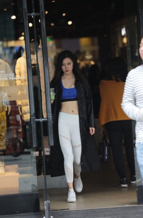 白色紧身瑜伽裤美女