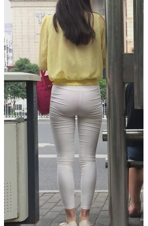 站台前的白裤美女