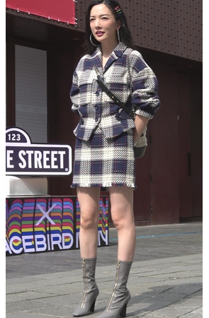 大耳环卷发小姐姐