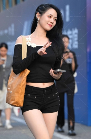 241117-77=49√热裤大白腿 7P