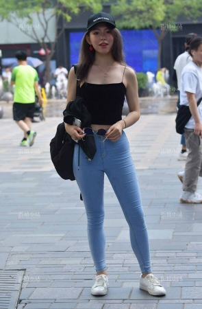 街拍紧身蓝牛美眉