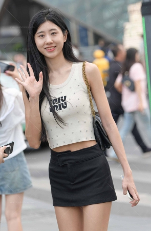 23531-3=97√街拍超短裙穿搭～回头率十足 16P