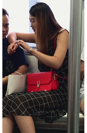 地铁上偶遇笑容甜美的长腿美眉