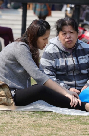 No1577 女孩雪白素足配上一条踩脚裤，有些不一样的感觉