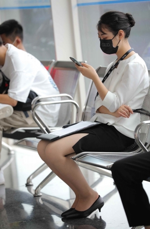 车展品牌大使肉 丝 高 跟工作一天了坐下来休息