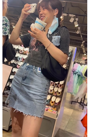 漂亮的牛仔裙女孩