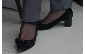 4k超清，近距离特写黑丝袜极品少妇的美足