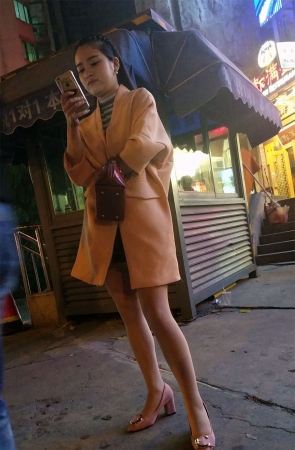 等人的米色外套黑色包臀裙少妇