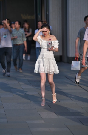 逆光下的白嫩美女