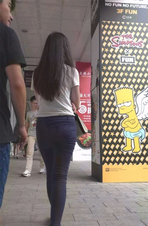 紧臀打底裤小妹身材好