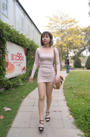 庭中的美女