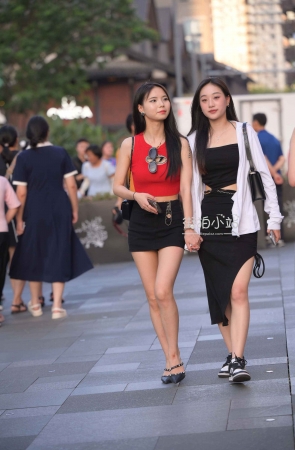 街拍红衣短裙美腿小姐姐