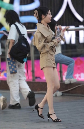 气质街拍高跟少妇